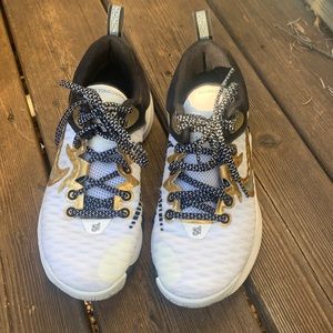 Like new Nike Giannis basketball shoe